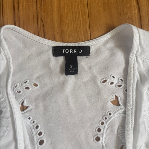 Torrid Eyelet Challis Tie Front Third Piece - Picture 3 of 7